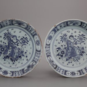 A pair of blue ground Nürnberg plates, 18th C. — 照片 1