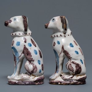A pair of blue, white and manganese Brussels faience models of dogs, 18th C. — 照片 5