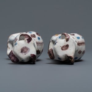 A pair of blue, white and manganese Brussels faience models of dogs, 18th C. — 照片 6