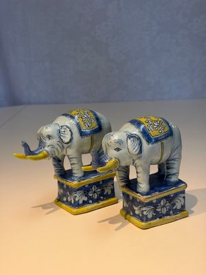 A pair of blue, white and yellow Frankfurt faience models of elephants, ca. 1700 — photo 1