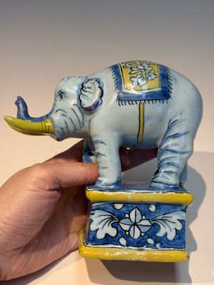 A pair of blue, white and yellow Frankfurt faience models of elephants, ca. 1700 — photo 16