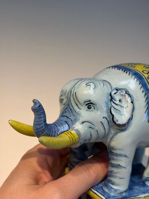A pair of blue, white and yellow Frankfurt faience models of elephants, ca. 1700 — photo 17