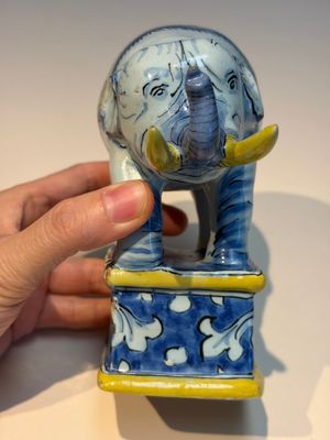 A pair of blue, white and yellow Frankfurt faience models of elephants, ca. 1700 — photo 20