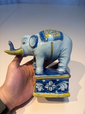 A pair of blue, white and yellow Frankfurt faience models of elephants, ca. 1700 — photo 2