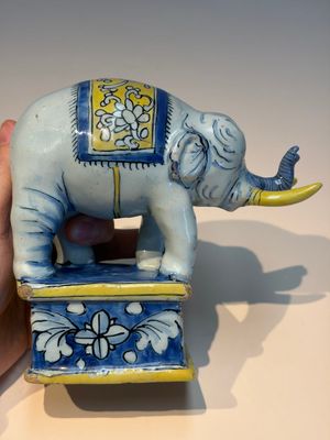 A pair of blue, white and yellow Frankfurt faience models of elephants, ca. 1700 — photo 23
