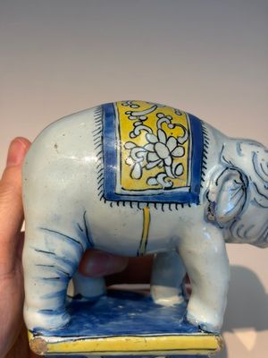 A pair of blue, white and yellow Frankfurt faience models of elephants, ca. 1700 — photo 24