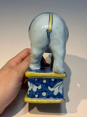 A pair of blue, white and yellow Frankfurt faience models of elephants, ca. 1700 — photo 26