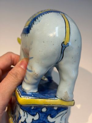 A pair of blue, white and yellow Frankfurt faience models of elephants, ca. 1700 — photo 27