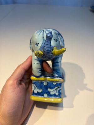 A pair of blue, white and yellow Frankfurt faience models of elephants, ca. 1700 — photo 3