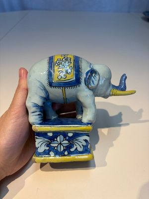 A pair of blue, white and yellow Frankfurt faience models of elephants, ca. 1700 — photo 4