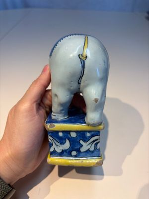 A pair of blue, white and yellow Frankfurt faience models of elephants, ca. 1700 — photo 5