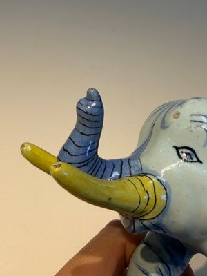 A pair of blue, white and yellow Frankfurt faience models of elephants, ca. 1700 — photo 7