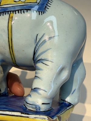 A pair of blue, white and yellow Frankfurt faience models of elephants, ca. 1700 — photo 10