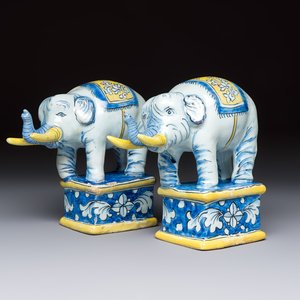 A pair of blue, white and yellow Frankfurt faience models of elephants, ca. 1700 — photo 1
