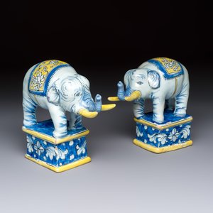A pair of blue, white and yellow Frankfurt faience models of elephants, ca. 1700 — photo 2