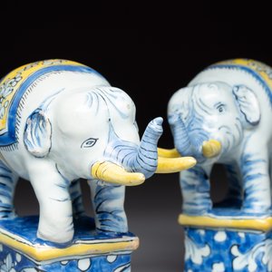 A pair of blue, white and yellow Frankfurt faience models of elephants, ca. 1700 — photo 3