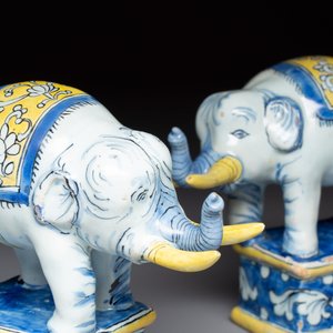 A pair of blue, white and yellow Frankfurt faience models of elephants, ca. 1700 — photo 4