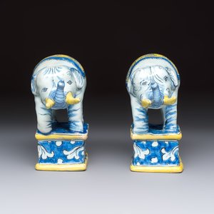 A pair of blue, white and yellow Frankfurt faience models of elephants, ca. 1700 — photo 6