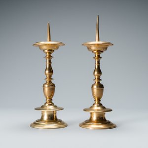 A pair of brass alloy candlesticks, Italy, 17th C. — photo 3