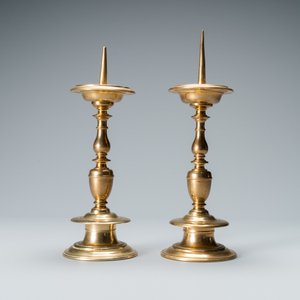 A pair of brass alloy candlesticks, Italy, 17th C. — photo 4