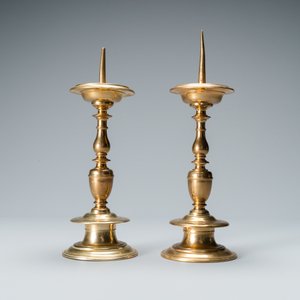 A pair of brass alloy candlesticks, Italy, 17th C. — photo 5
