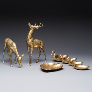 A pair of brass deer sculptures, a leaf-shaped trinket dish and a graduated set of four 'Swan' vide-poches, 20th C. — foto 1
