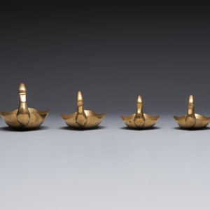 A pair of brass deer sculptures, a leaf-shaped trinket dish and a graduated set of four 'Swan' vide-poches, 20th C. — foto 11