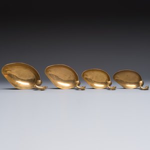 A pair of brass deer sculptures, a leaf-shaped trinket dish and a graduated set of four 'Swan' vide-poches, 20th C. — foto 12