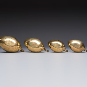A pair of brass deer sculptures, a leaf-shaped trinket dish and a graduated set of four 'Swan' vide-poches, 20th C. — foto 13