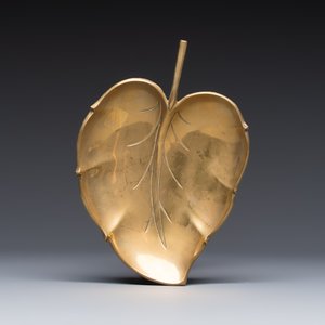 A pair of brass deer sculptures, a leaf-shaped trinket dish and a graduated set of four 'Swan' vide-poches, 20th C. — foto 14
