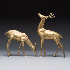 A pair of brass deer sculptures, a leaf-shaped trinket dish and a graduated set of four 'Swan' vide-poches, 20th C. — foto 2