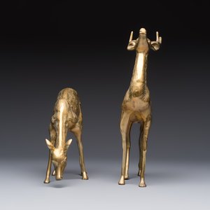 A pair of brass deer sculptures, a leaf-shaped trinket dish and a graduated set of four 'Swan' vide-poches, 20th C. — foto 3