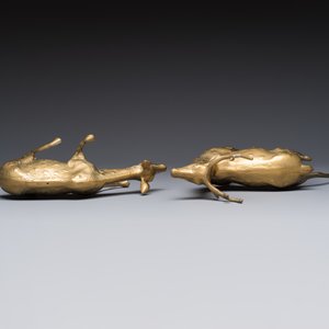 A pair of brass deer sculptures, a leaf-shaped trinket dish and a graduated set of four 'Swan' vide-poches, 20th C. — foto 6
