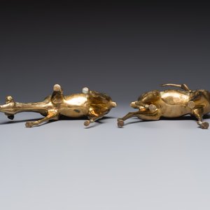 A pair of brass deer sculptures, a leaf-shaped trinket dish and a graduated set of four 'Swan' vide-poches, 20th C. — foto 7