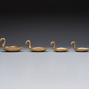 A pair of brass deer sculptures, a leaf-shaped trinket dish and a graduated set of four 'Swan' vide-poches, 20th C. — foto 8