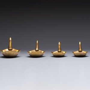 A pair of brass deer sculptures, a leaf-shaped trinket dish and a graduated set of four 'Swan' vide-poches, 20th C. — foto 9