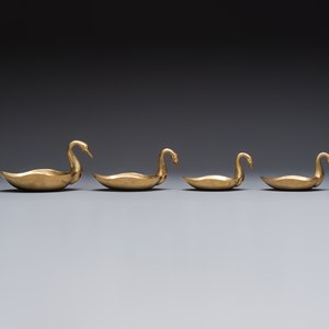 A pair of brass deer sculptures, a leaf-shaped trinket dish and a graduated set of four 'Swan' vide-poches, 20th C. — foto 10
