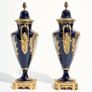 A pair of bronze-mounted Sevres style porcelain vases and covers, 19/20th C. — photo 2
