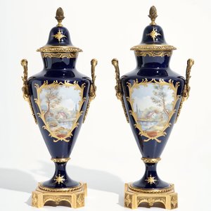 A pair of bronze-mounted Sevres style porcelain vases and covers, 19/20th C. — photo 3