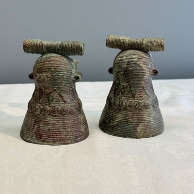 A pair of bronze bells for water buffalos, Cambodia, Batambang provence, Dong Son, 1st C. BC — foto 1