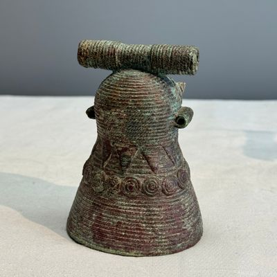 A pair of bronze bells for water buffalos, Cambodia, Batambang provence, Dong Son, 1st C. BC — foto 2