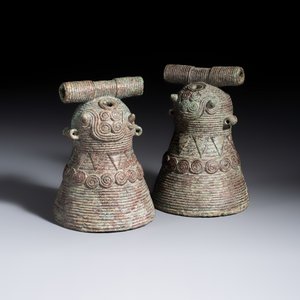 A pair of bronze bells for water buffalos, Cambodia, Batambang provence, Dong Son, 1st C. BC — foto 1