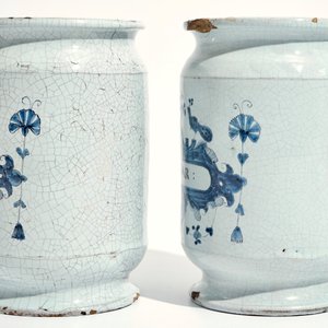 A pair of Brussels faience albarello drug jars, 18th C. — photo 4