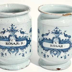 A pair of Brussels faience albarello drug jars, 18th C. — photo 7