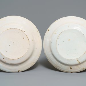 A pair of Brussels faience 'fish and cutlery' plates, 18th C. — 照片 2