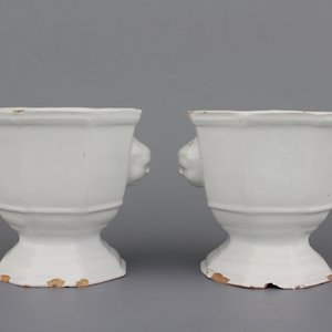 A pair of Brussels faience monochrome white jardinieres on foot, 18th C. — photo 1