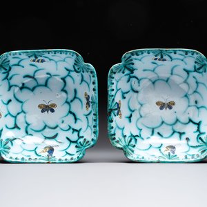 A pair of Brussels faience salad bowls with butterflies and caterpillars, 18th C. — photo 1