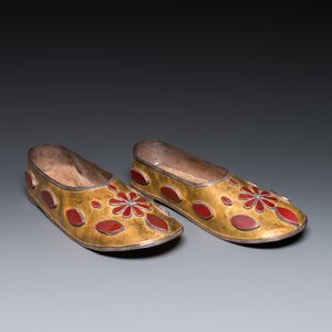 A pair of carnelian-mounted gilt silver slippers, Uzbekistan, 19th C. — photo 1