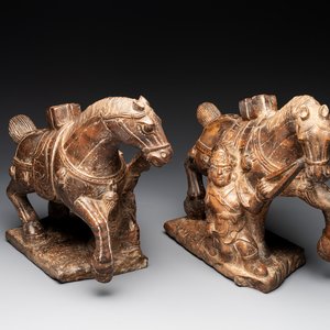 A pair of Chinese archaistic carved stone horses, 20th C. — 照片 1