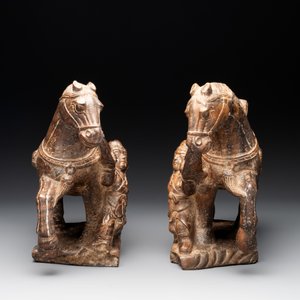 A pair of Chinese archaistic carved stone horses, 20th C. — 照片 3
